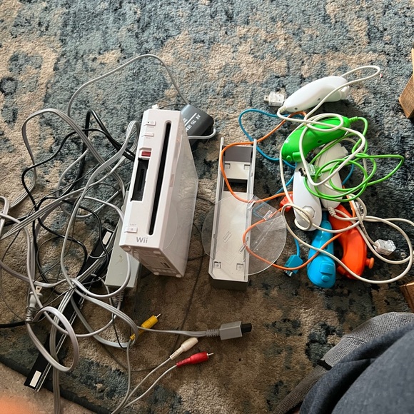 Nintendo Wii Console Set - White with Colorful Accessories - Picture 1 of 6